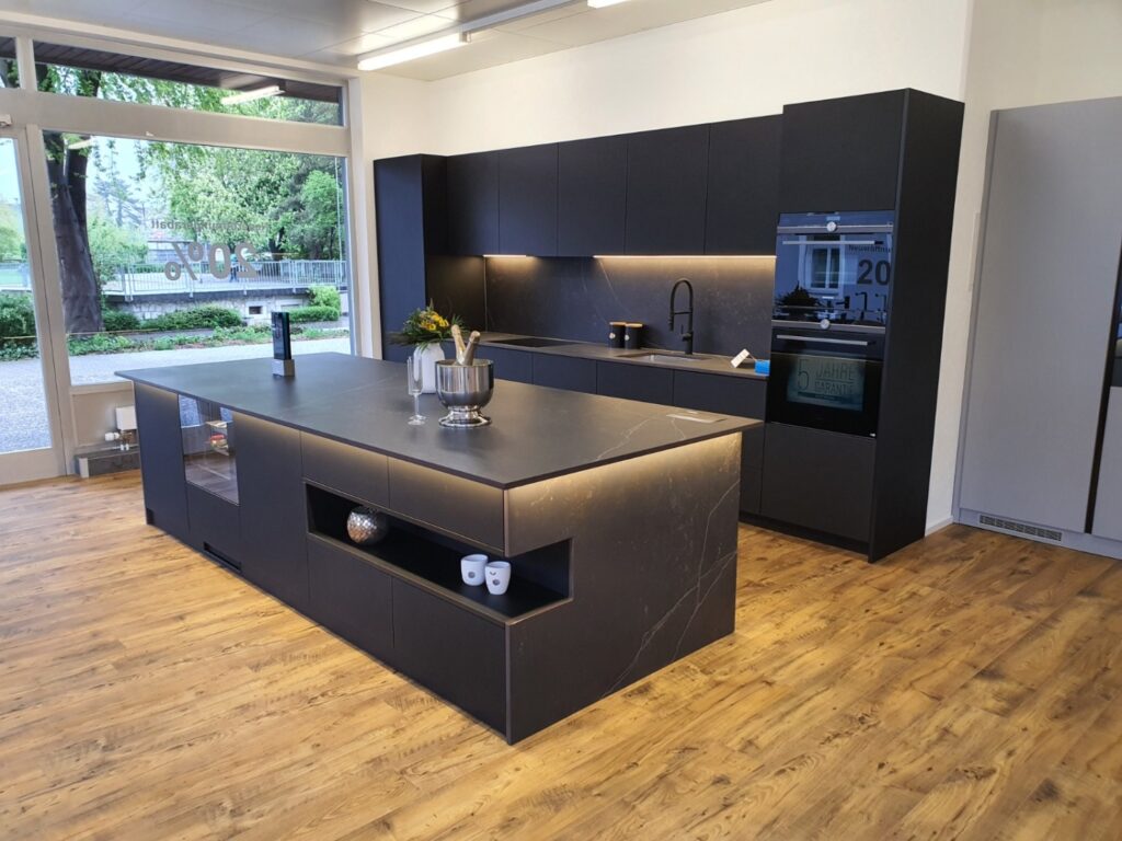 Moderne dunkle Designküche nach Mass mit grosser Kochinsel