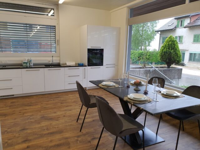 Offene Wohnküche nach Mass mit Essbereich und viel Tageslicht