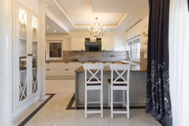 Elegante Küche nach Mass mit Kochinsel und klassischem Design – Schweiz