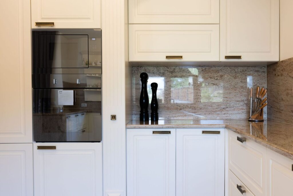 Massgefertigte klassische Küche mit Einbaugeräten und eleganten Fronten