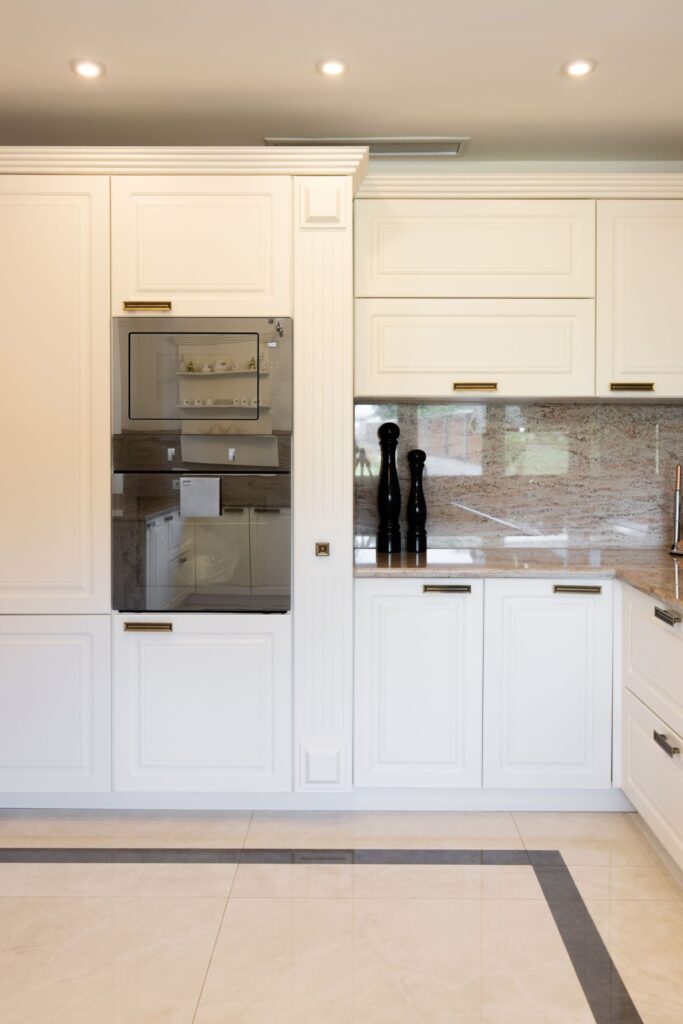 Klassische Küchenmöbel nach Mass mit dekorativen Fronten und integrierten Geräten