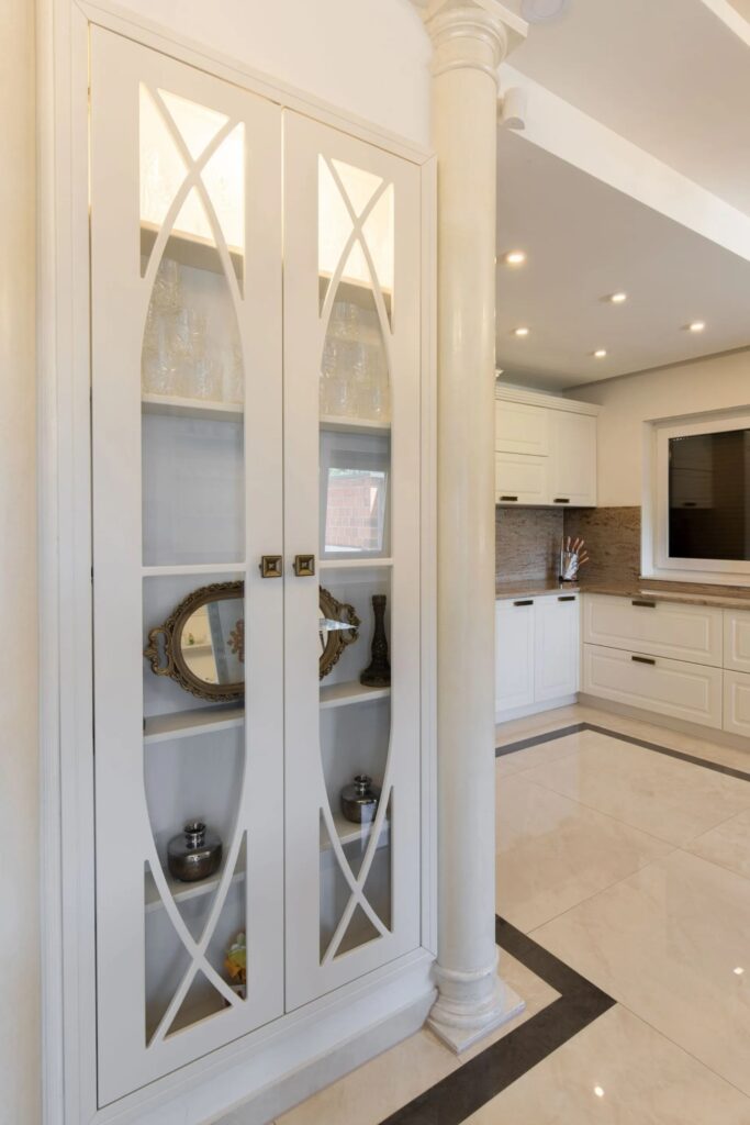 Individuelle Küche nach Mass mit Glasvitrine, Säule und luxuriösen Details