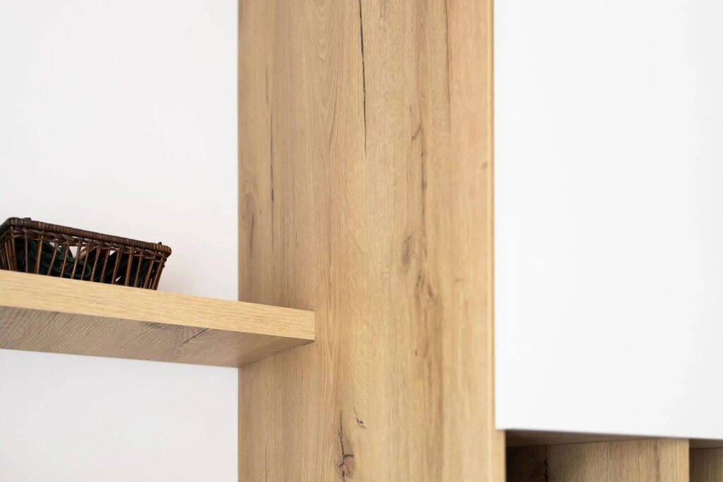 Detailaufnahme von hochwertigem Holz eines massgefertigten Einbauschranks im modernen Design