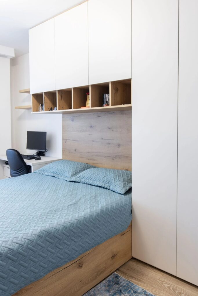 Einbauschrank nach Mass im Schlafzimmer mit offenen Regalfächern und Holzdetails für zusätzlichen Stauraum