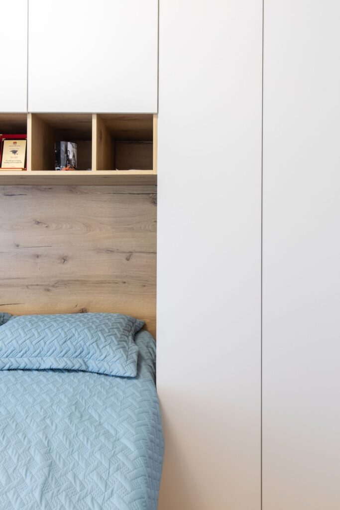 Kompakter Einbauschrank nach Mass im Schlafzimmer mit integriertem Stauraum neben dem Bett