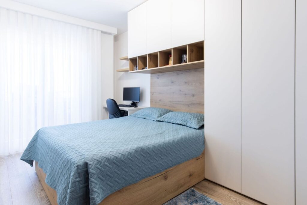 Moderner Einbauschrank nach Mass im Schlafzimmer mit Kombination aus geschlossenen und offenen Elementen