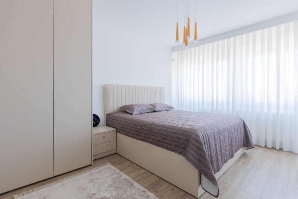 Schlafzimmer mit massgeschneidertem Einbauschrank und integriertem Bett für funktionale Raumgestaltung