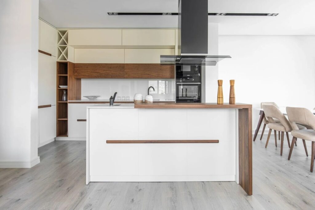 Minimalistische Küche nach Mass mit Kochinsel, Holzakzenten und offenen Raumkonzept