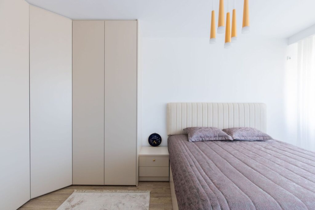 Minimalistischer Einbauschrank nach Mass im Schlafzimmer mit klaren Linien und hellem Design
