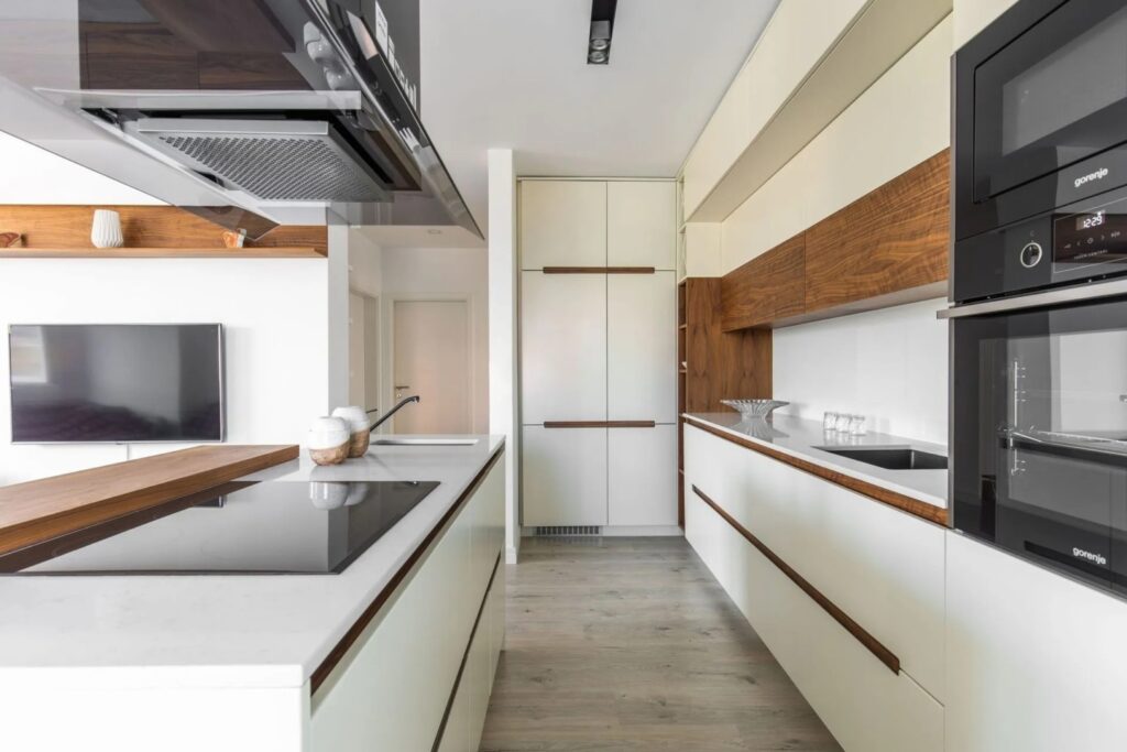 Massgeschneiderte Einbauküche mit weissen Fronten und Holzakzenten
