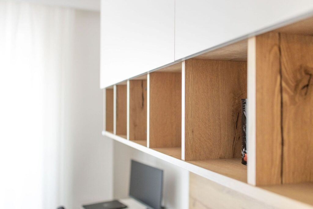 Einbauschrank nach Mass mit offenen Holzregalen zur dekorativen und praktischen Nutzung im Wohnraum