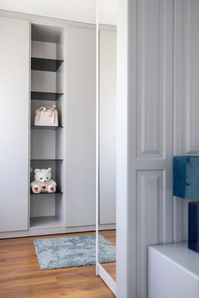 Einbauschrank nach Mass mit offenen Regalen – Sibora AG