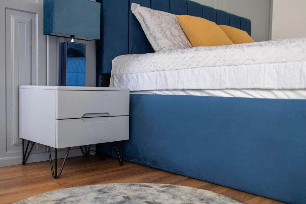 Detailaufnahme eines Einbauschranks nach Mass im Schlafzimmer mit integriertem Nachttisch