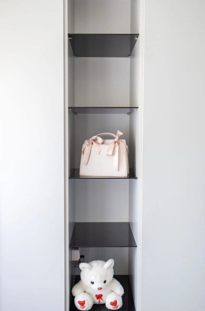 Einbauschrank nach Mass mit offenen Regalfächern für dekorative und praktische Aufbewahrung