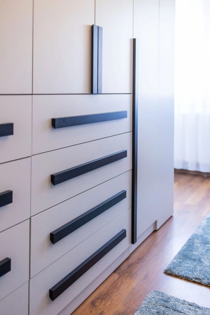 Detail von massgefertigten Schubladen eines Einbauschranks mit modernen Griffen und hochwertiger Verarbeitung