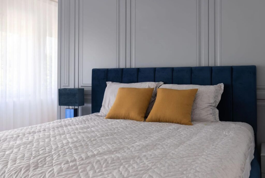 Individuelle Einbauschranklösung nach Mass im Schlafzimmer mit klaren Linien und modernem Design