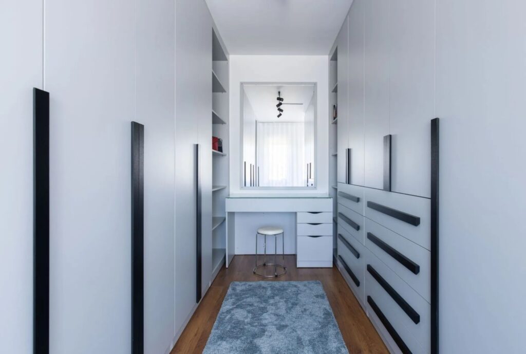 Massgefertigter Einbauschrank im Flur mit Schubladen und integriertem Stauraum für optimale Nutzung