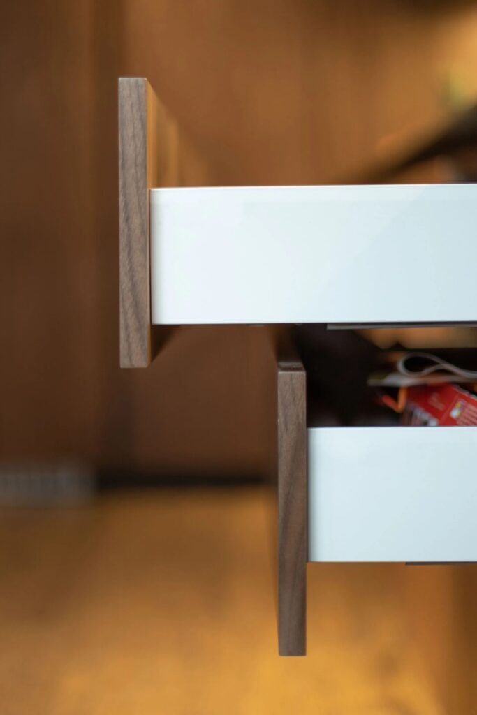 Detail einer hochwertigen Schublade mit Holzgriff in moderner Küche nach Mass