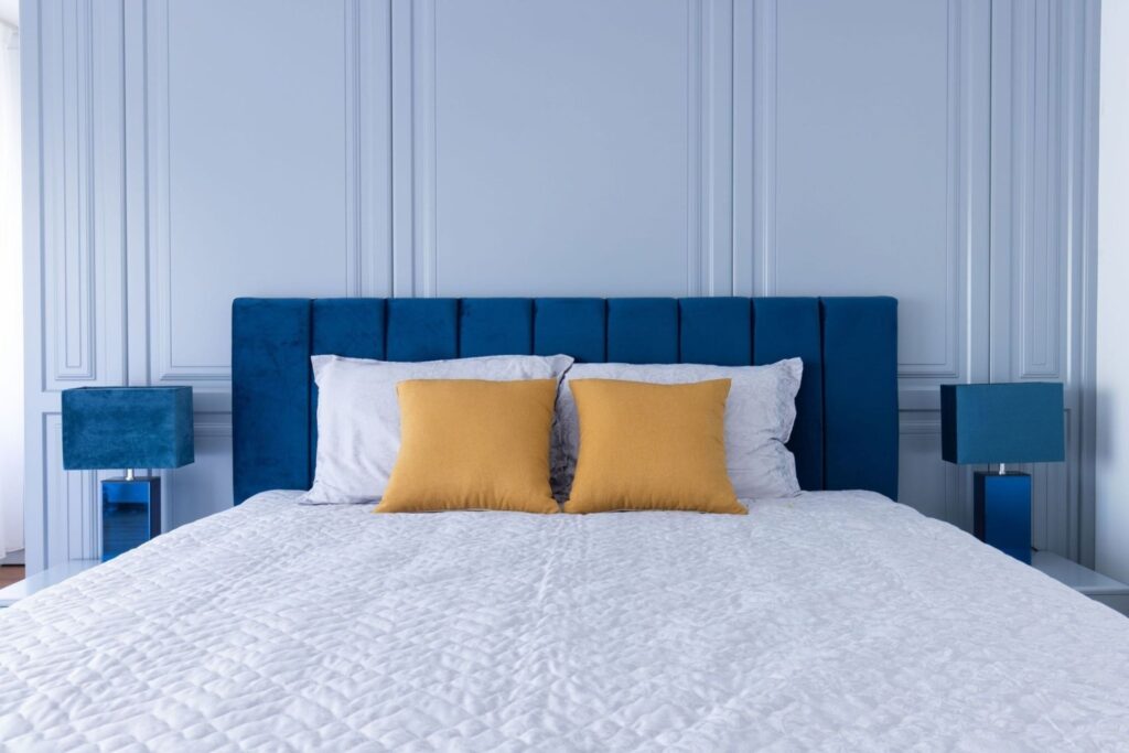 Modernes Schlafzimmer mit Einbauschrank nach Mass und stilvollem Bett mit dekorativen Kissen