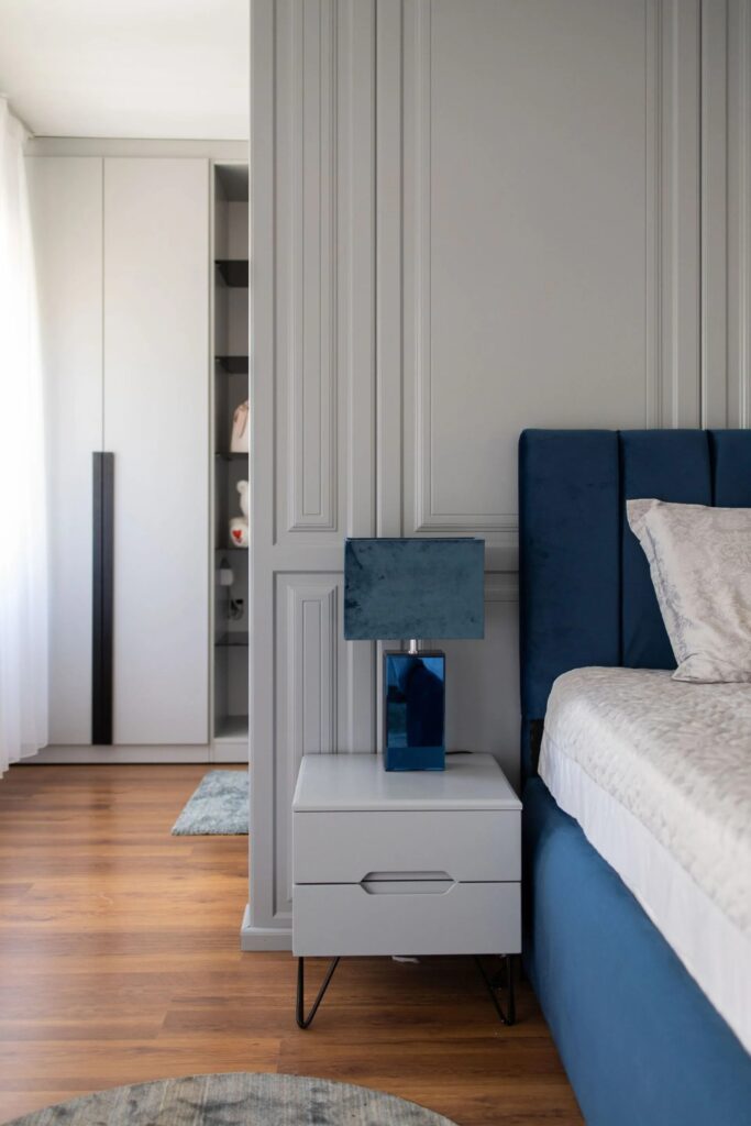 Einbauschrank nach Mass im Schlafzimmer mit integriertem Stauraum neben dem Bett in modernem Design