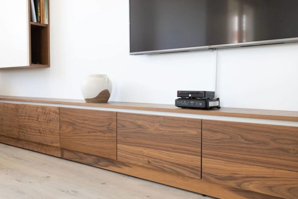 Massgeschneiderter Einbauschrank im Wohnzimmer mit Holzdesign und integriertem TV Möbel