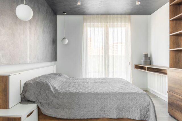 Moderner Einbauschrank nach Mass im Schlafzimmer in der Schweiz mit integriertem Stauraum und minimalistischem Design