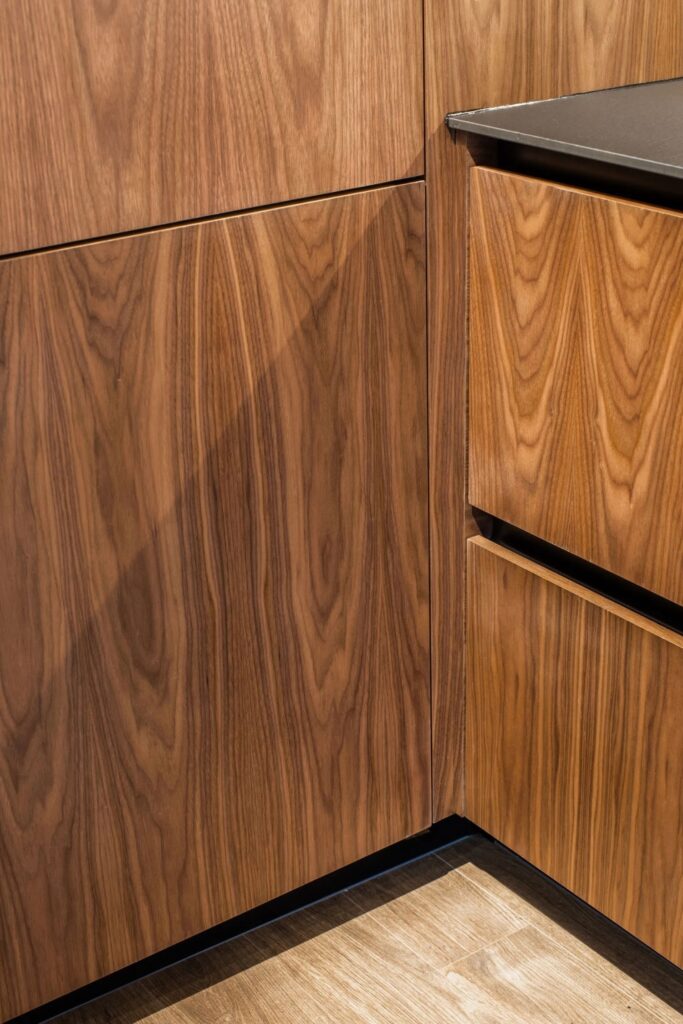 Detail von Holzfronten mit natürlicher Maserung in einer modernen Küche nach Mass