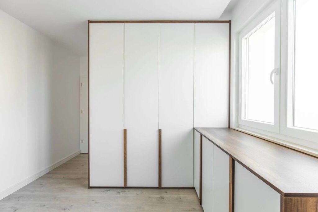 Einbauschrank nach Mass mit minimalistischen Türen für Schlafzimmer oder Wohnraum in der Schweiz