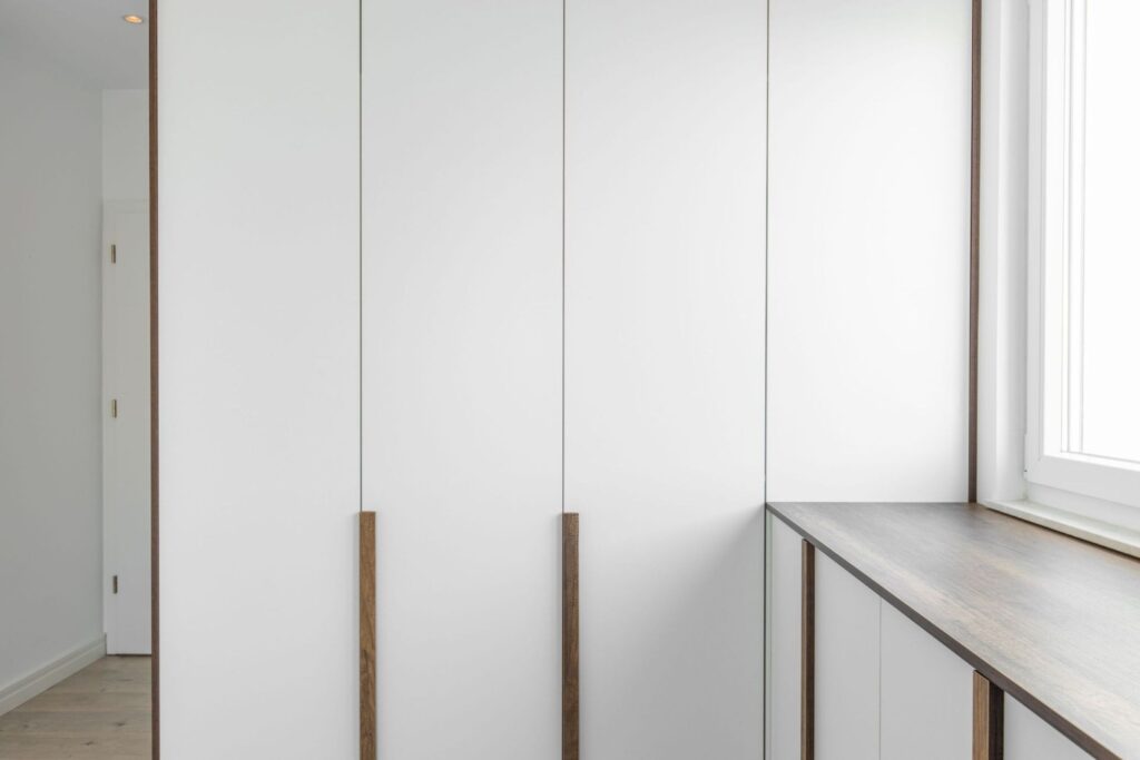 Detailaufnahme von hochwertigen Griffen eines Einbauschranks nach Mass in modernem Design