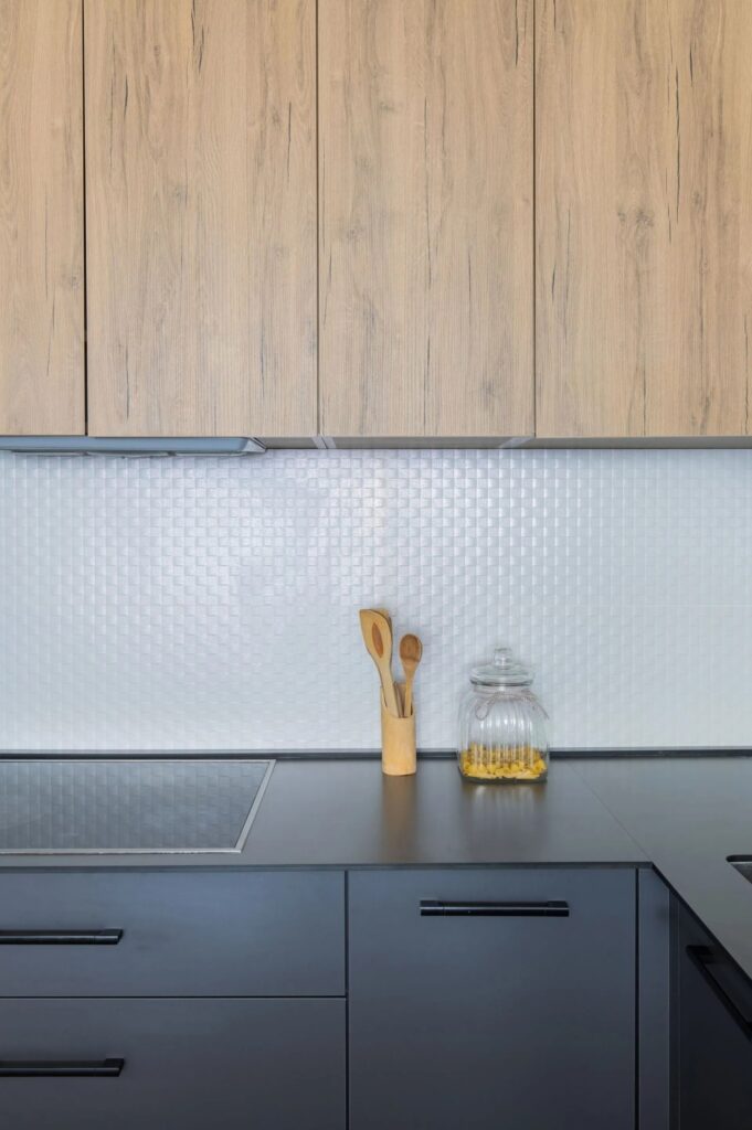 Minimalistische Küche nach Mass mit klaren Linien und moderner Rückwand