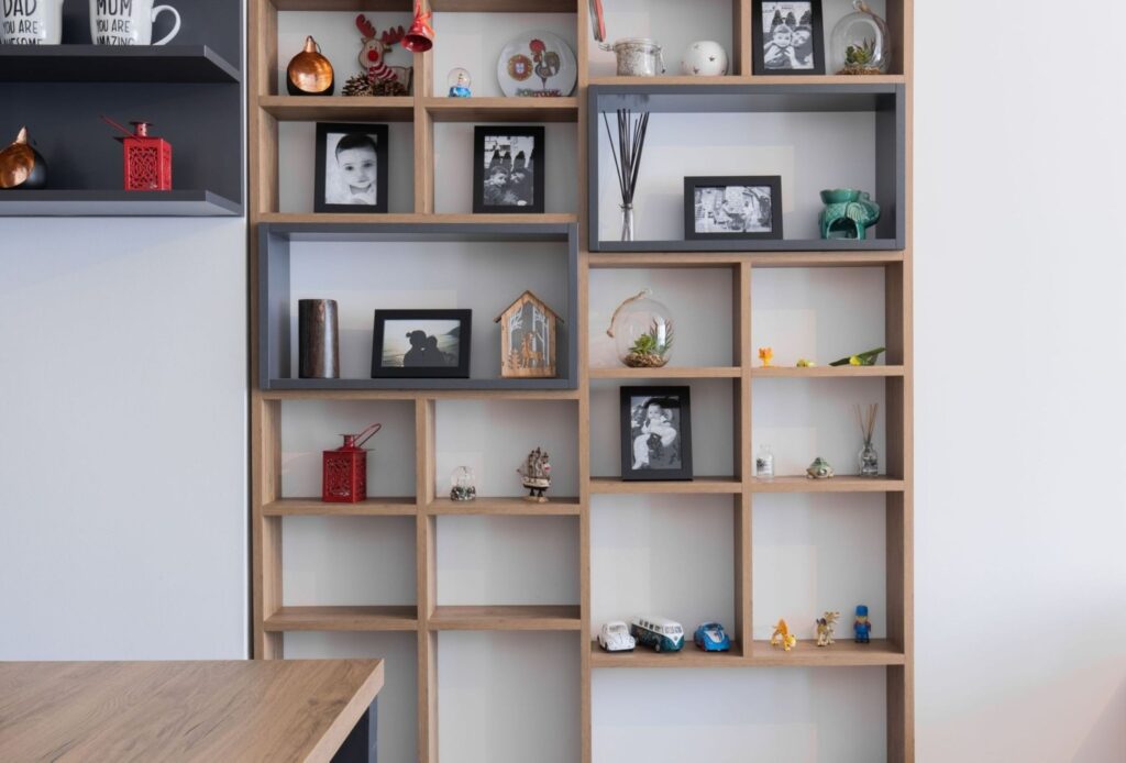 Individuell gefertigter Einbauschrank nach Mass mit offenen Regalfächern