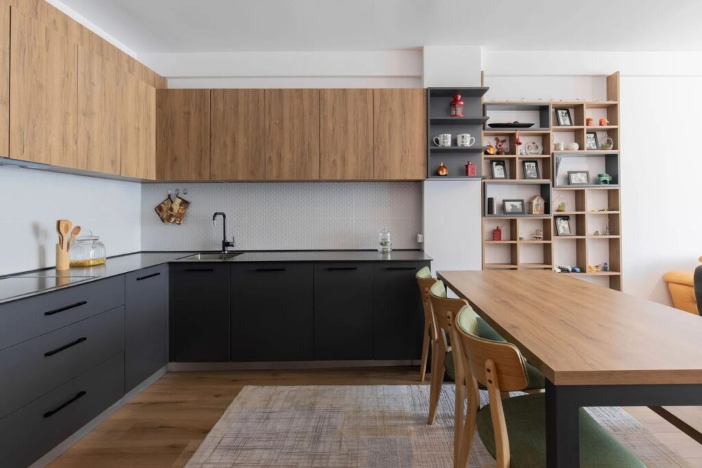 Grosszügige Küche nach Mass mit Holzdesign, schwarzer Arbeitsfläche und Essbereich