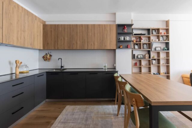 Grosszügige Küche nach Mass mit Holzdesign, schwarzer Arbeitsfläche und Essbereich