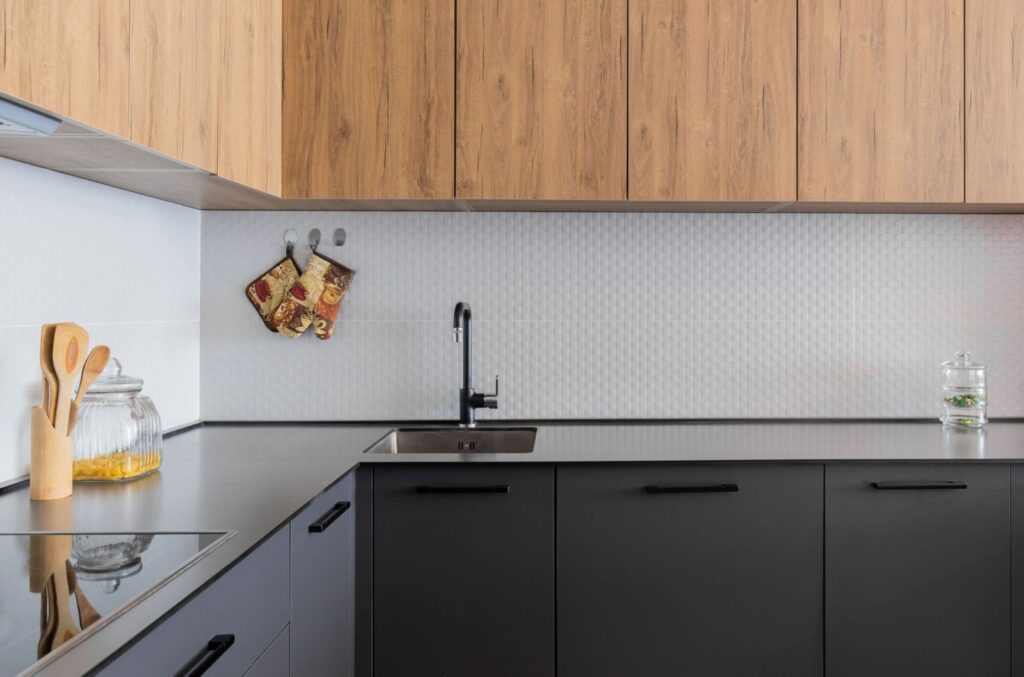 Detail einer massgefertigten Küche mit Holzfront und moderner Arbeitsfläche