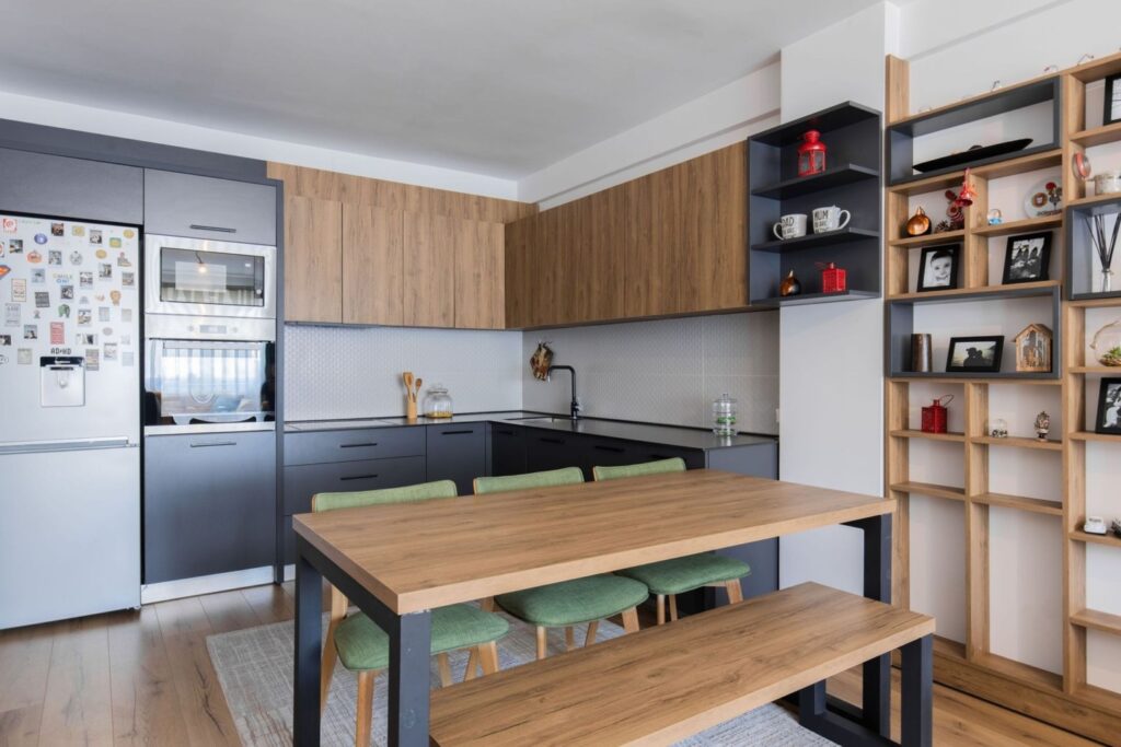 Massgefertigte Küche mit integrierten Geräten, Holzfronten und moderner Gestaltung