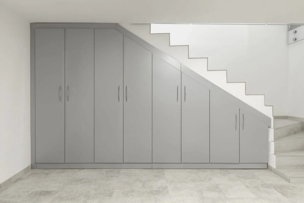 Massgefertigter Einbauschrank unter der Treppe für optimalen Stauraum in modernem Wohnraum