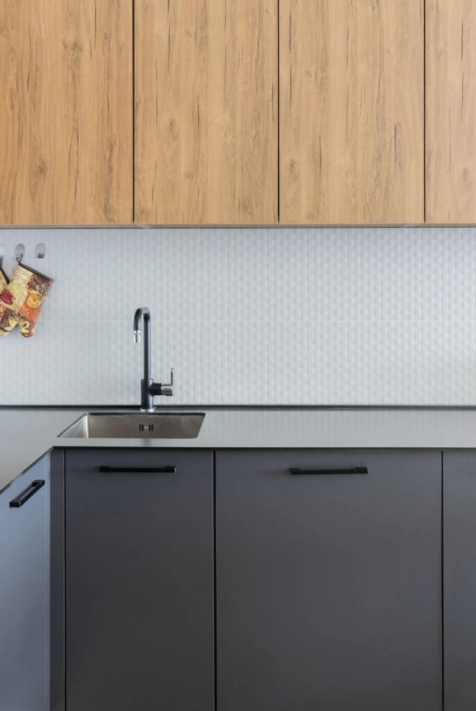 Moderner Spülbereich in einer massgefertigten Küche mit schwarzer Armatur