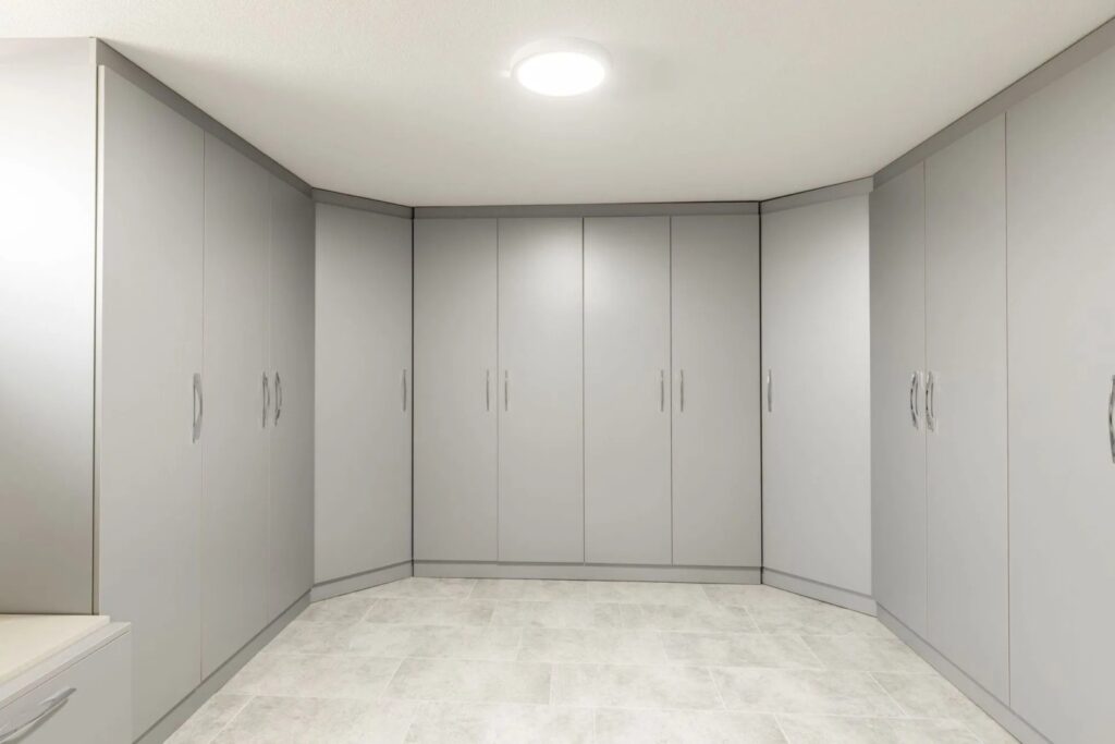 Individuelle Einbauschranklösung nach Mass für kompletten Raum mit viel Stauraum und modernem Design