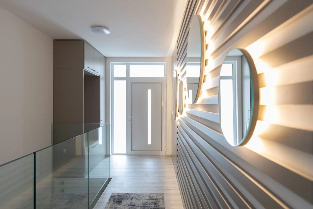 Moderner Flur mit integrierten Einbauschränken und Beleuchtung für stilvolle Raumgestaltung