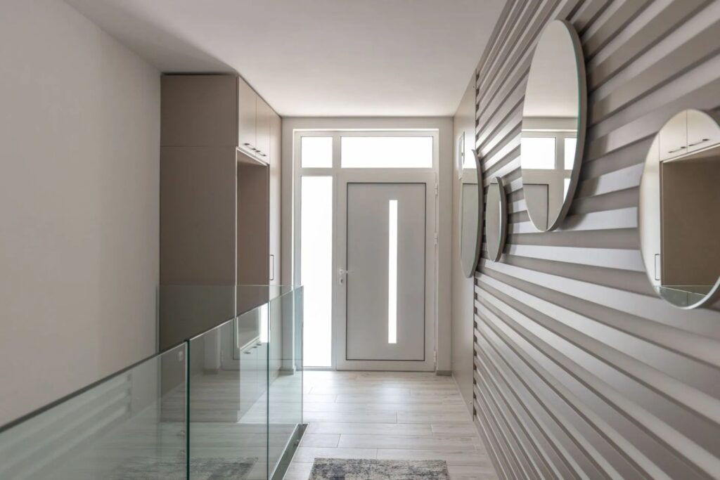 Einbauschrank im Eingangsbereich nach Mass für praktische Aufbewahrung und sauberes Design