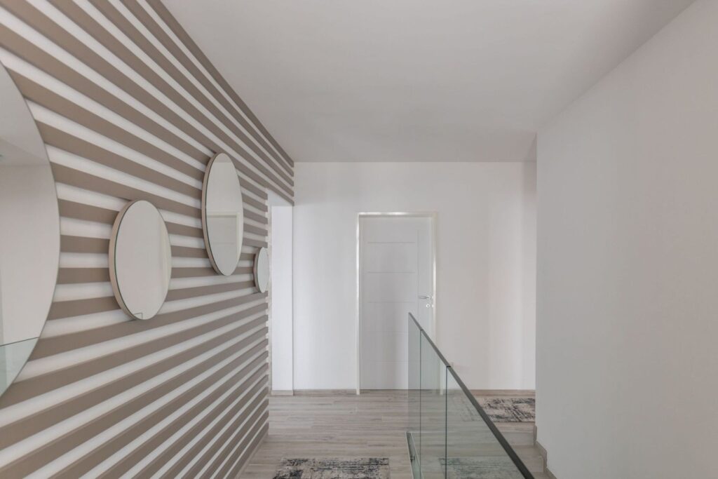 Flur mit massgeschneiderten Einbauschränken und dekorativen Spiegeln für modernes Interior Design