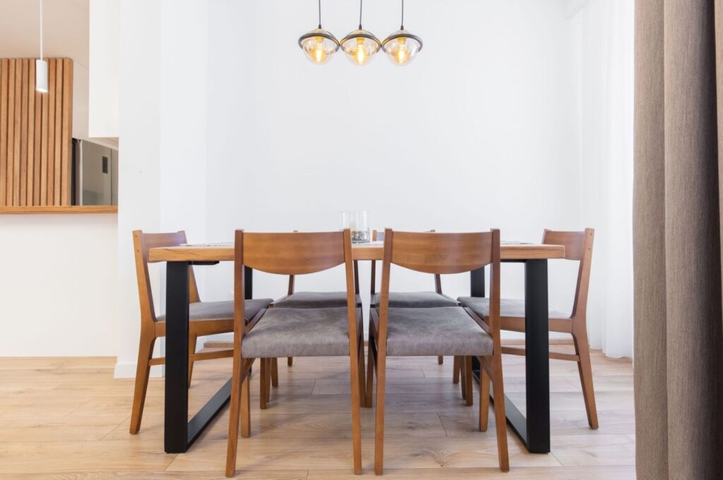 Moderne Küche nach Mass mit integriertem Essbereich und Holz-Design von Sibora in der Schweiz