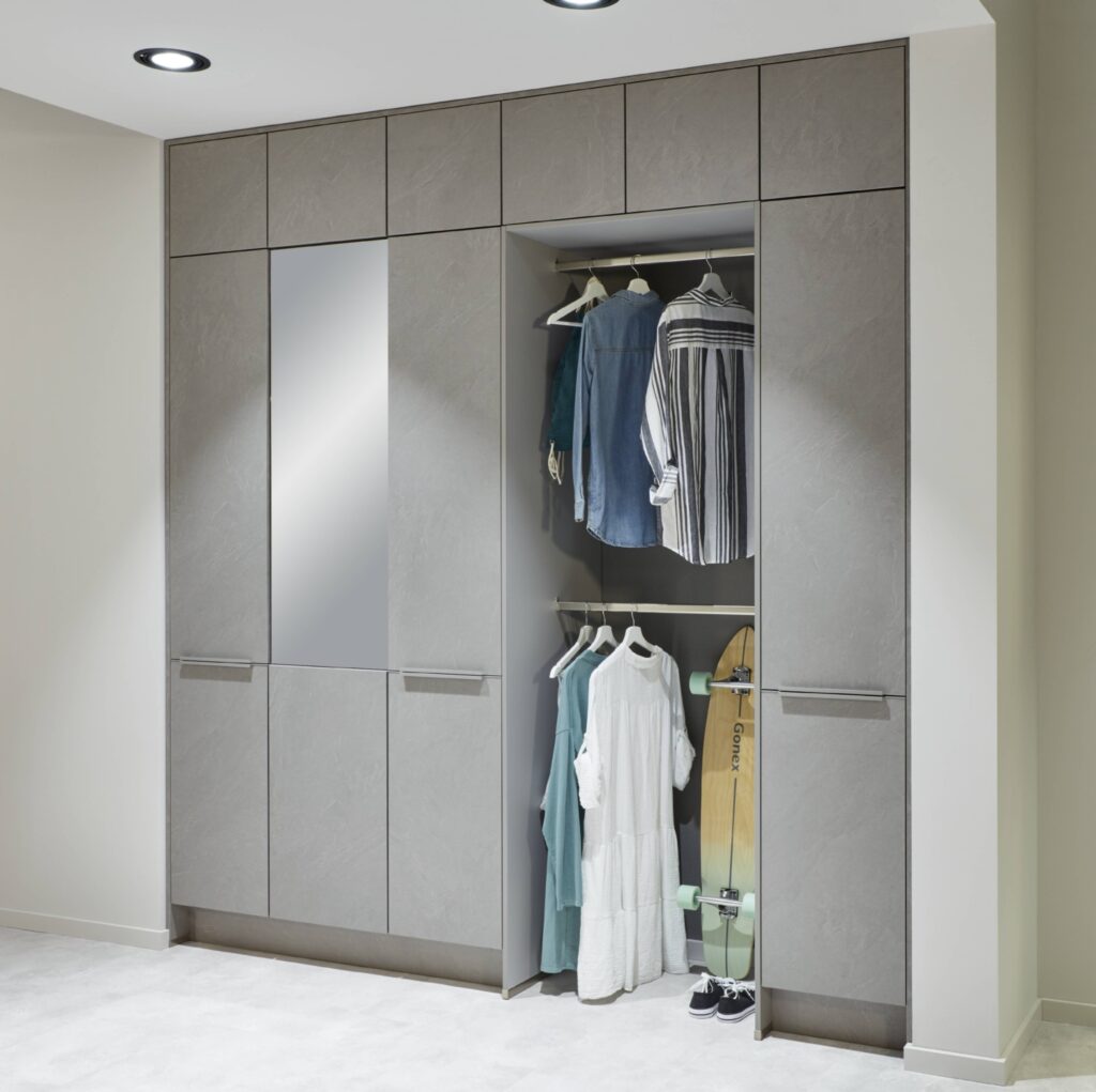 Einbauschrank nach Mass mit Kleiderstange und Regalfächern