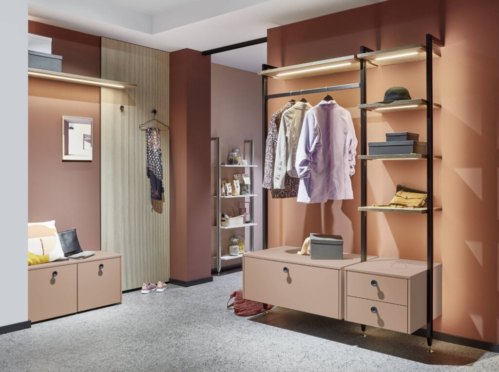Moderne Ankleide mit offenen Regalen und Stauraum