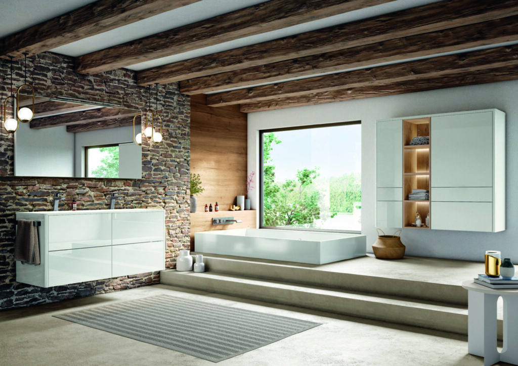 Luxuriöses Badezimmer mit freistehender Badewanne
