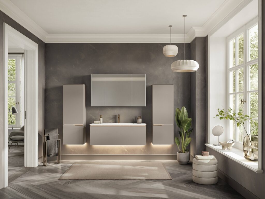 Modernes Badezimmer mit massgeschneiderten Badmöbeln