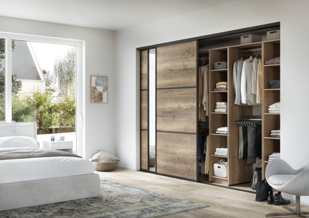 Einbauschrank mit Holzfronten und offenen Regalfächern