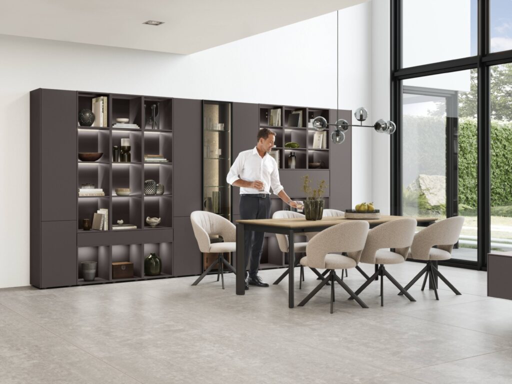 Modernes Esszimmer mit massgeschneiderten Möbeln