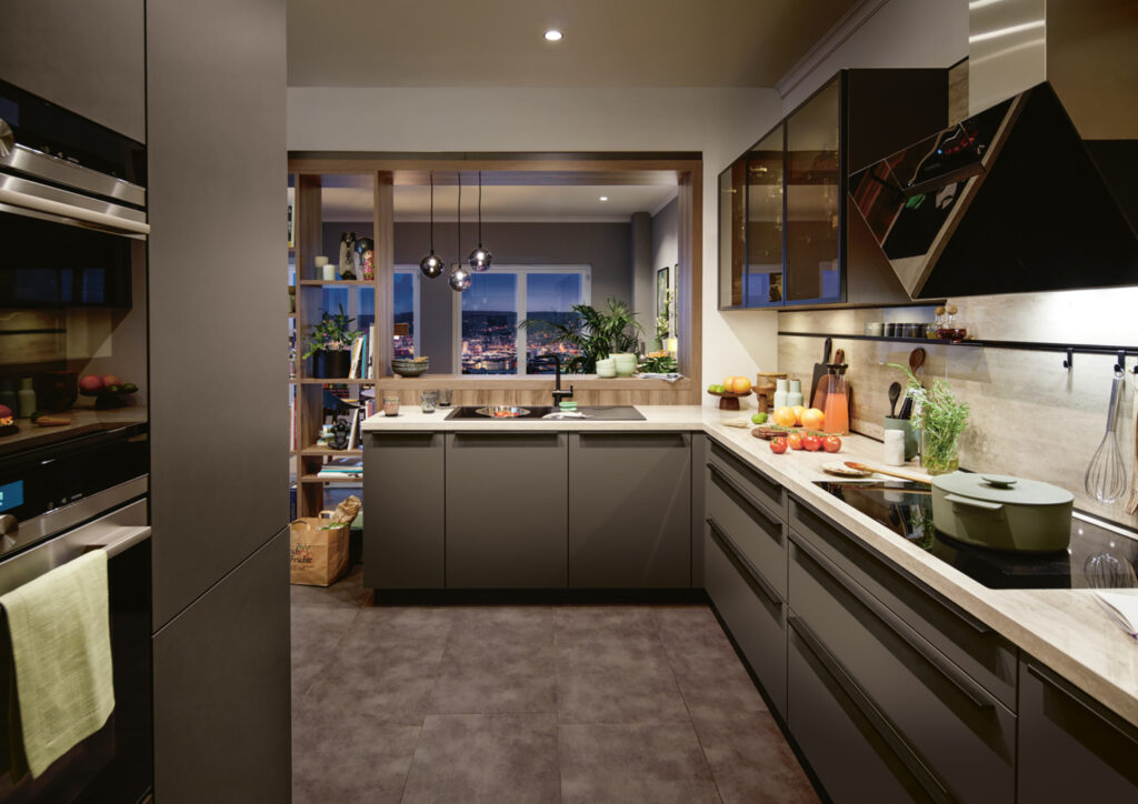Moderne Küche mit dunklen Fronten und LED-Beleuchtung