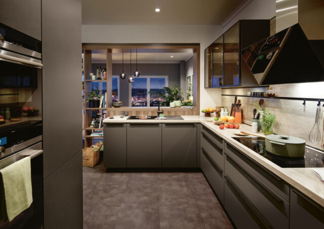 Moderne Küche mit dunklen Fronten und LED-Beleuchtung